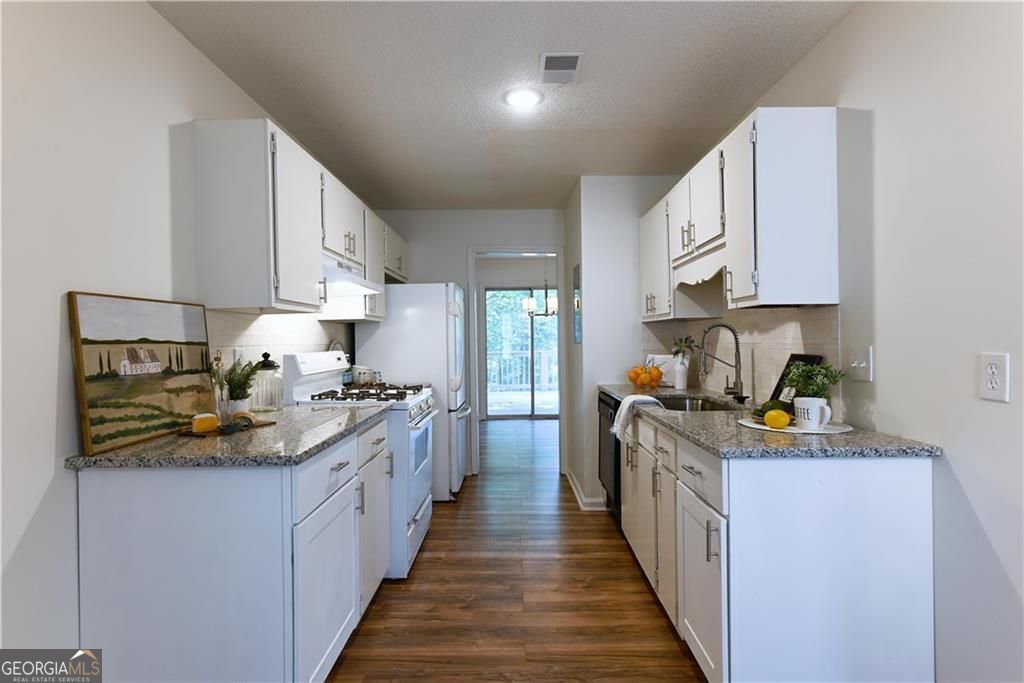 1697 Cedar Bluff Way