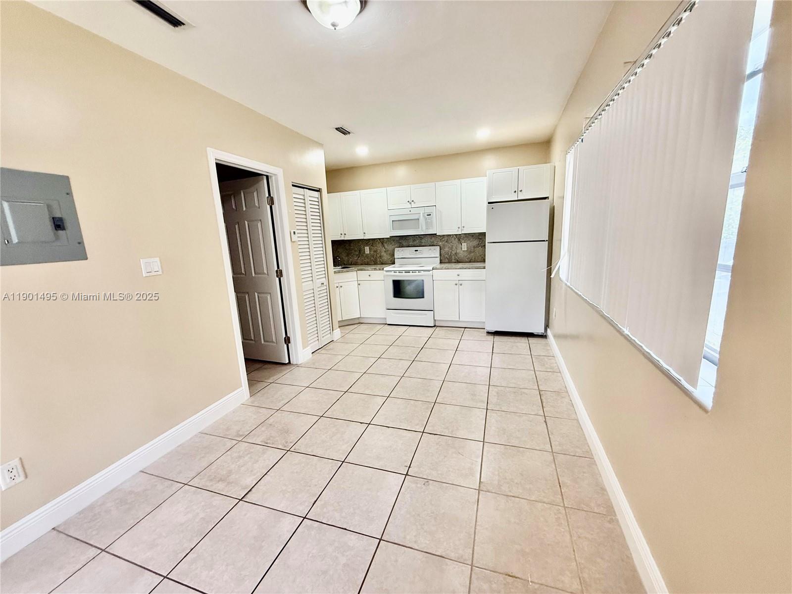 214 Salamanca Ave # 8, Coral Gables Unit: 8