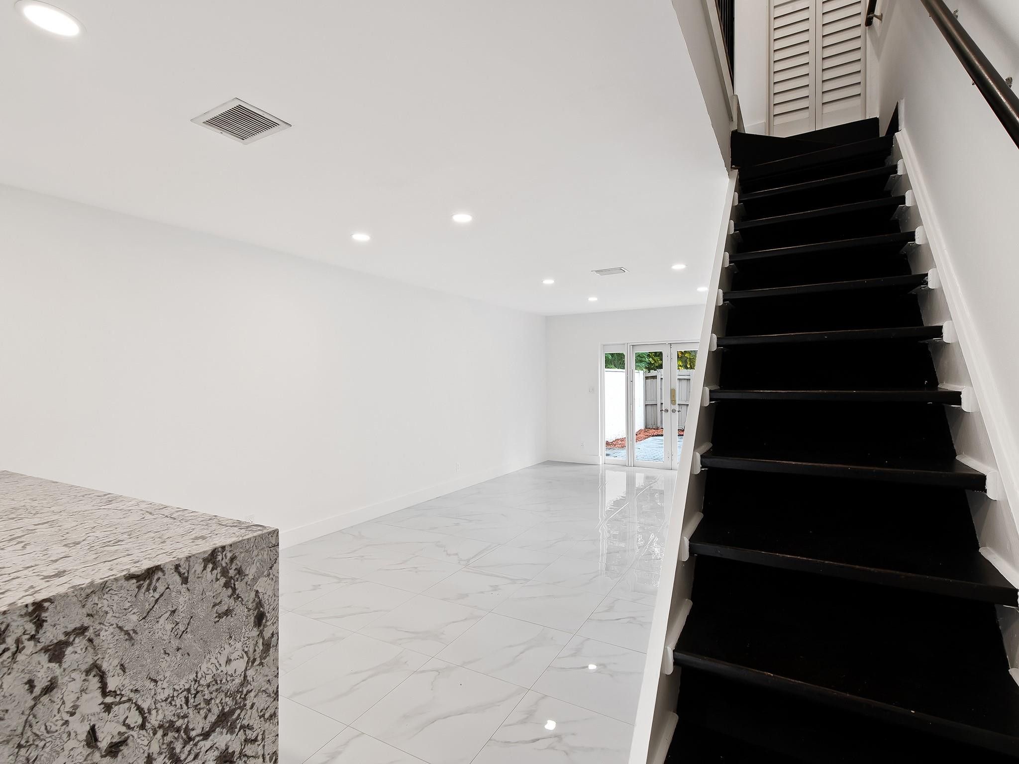 3084 S Oakland Forest Dr 1402