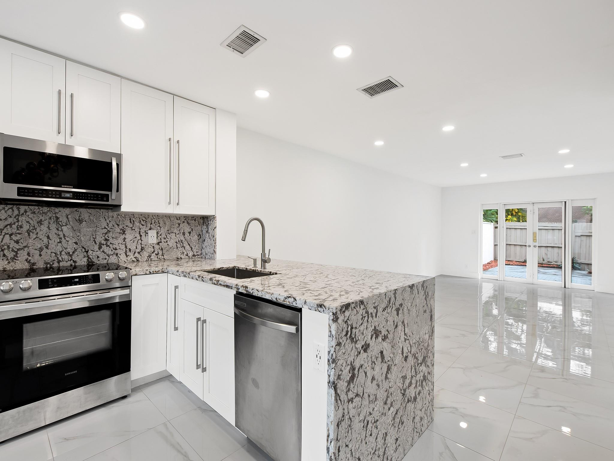 3084 S Oakland Forest Dr 1402