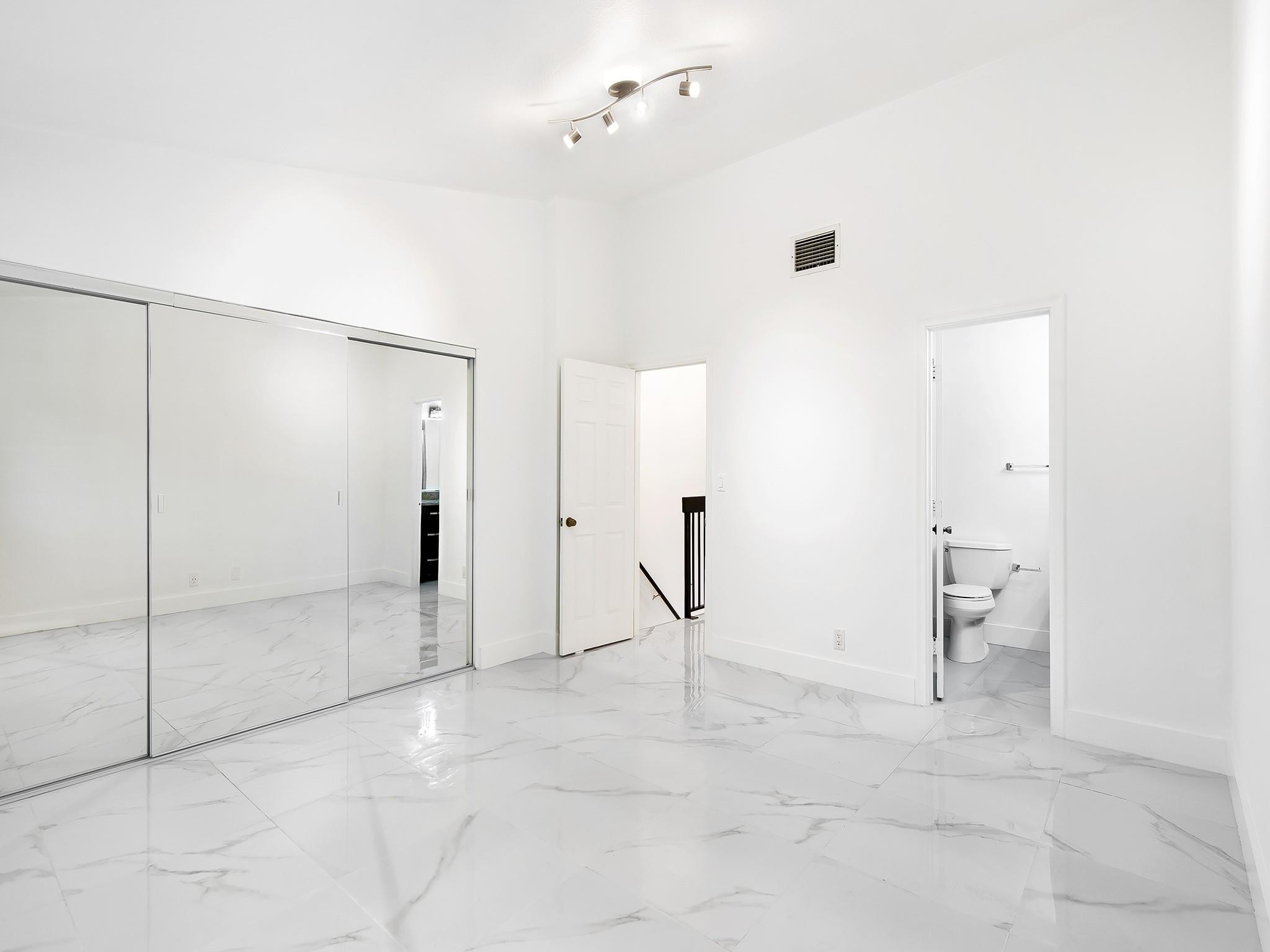 3084 S Oakland Forest Dr 1402