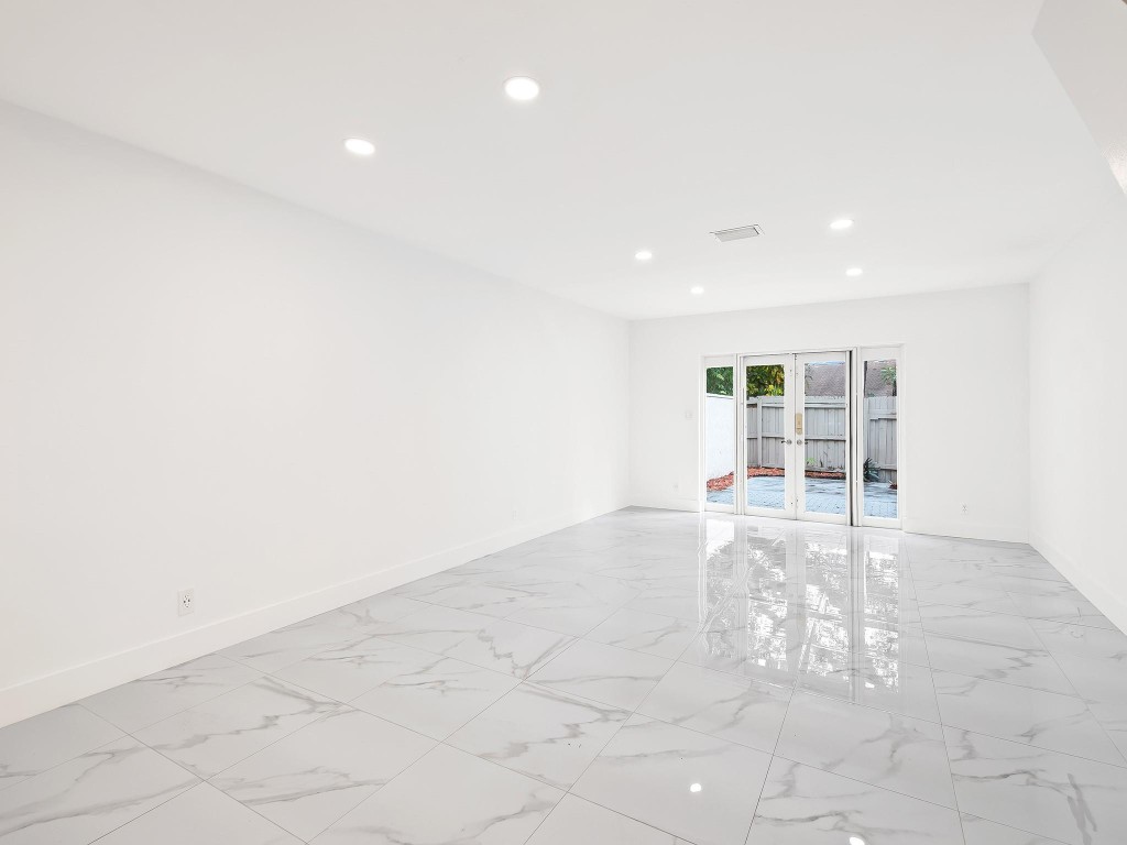 3084 S Oakland Forest Dr 1402