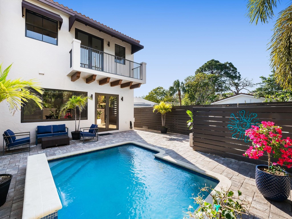 1215 N Victoria Park Rd