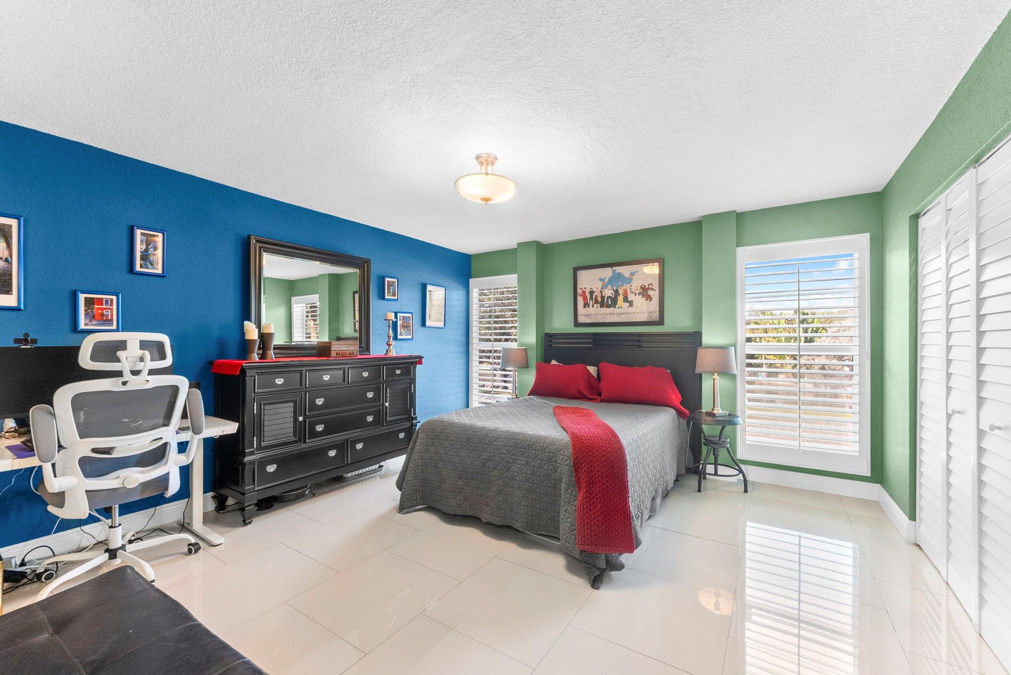 700 Kensington Place 700