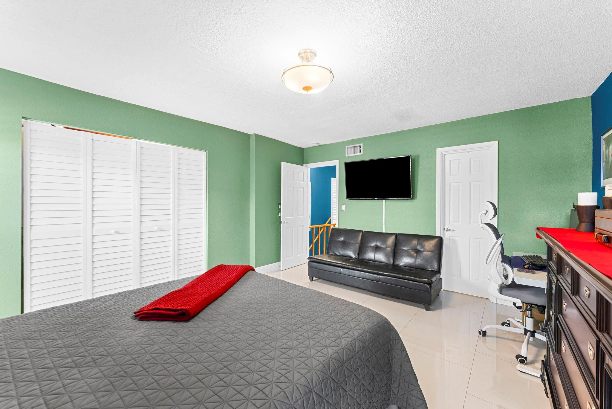 700 Kensington Place 700