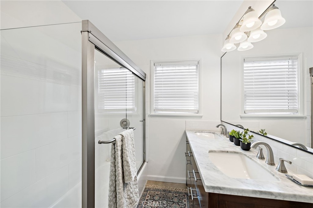 1833 N Greenbrier Road N