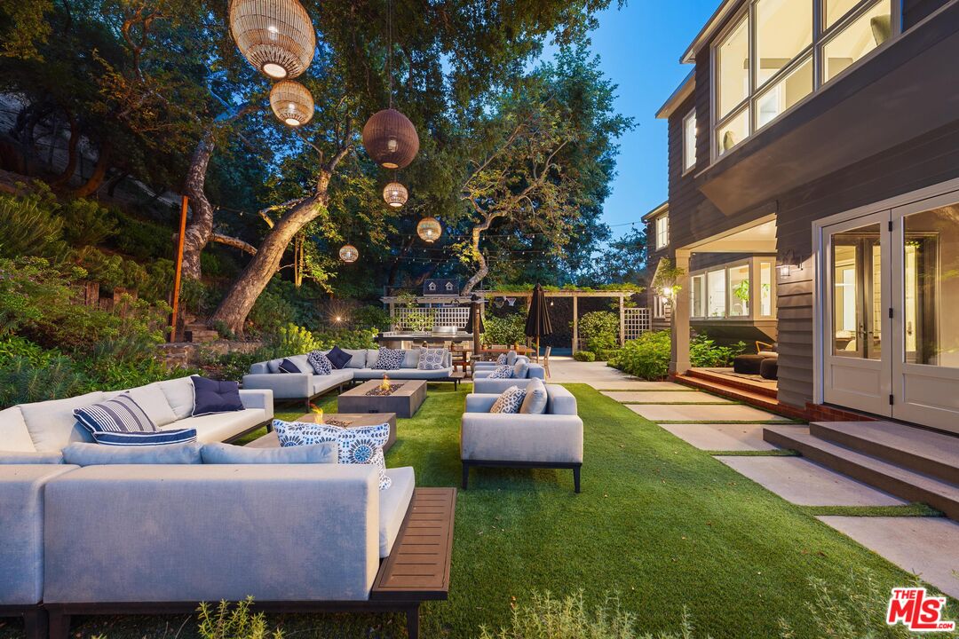 2600 Mandeville Canyon Rd