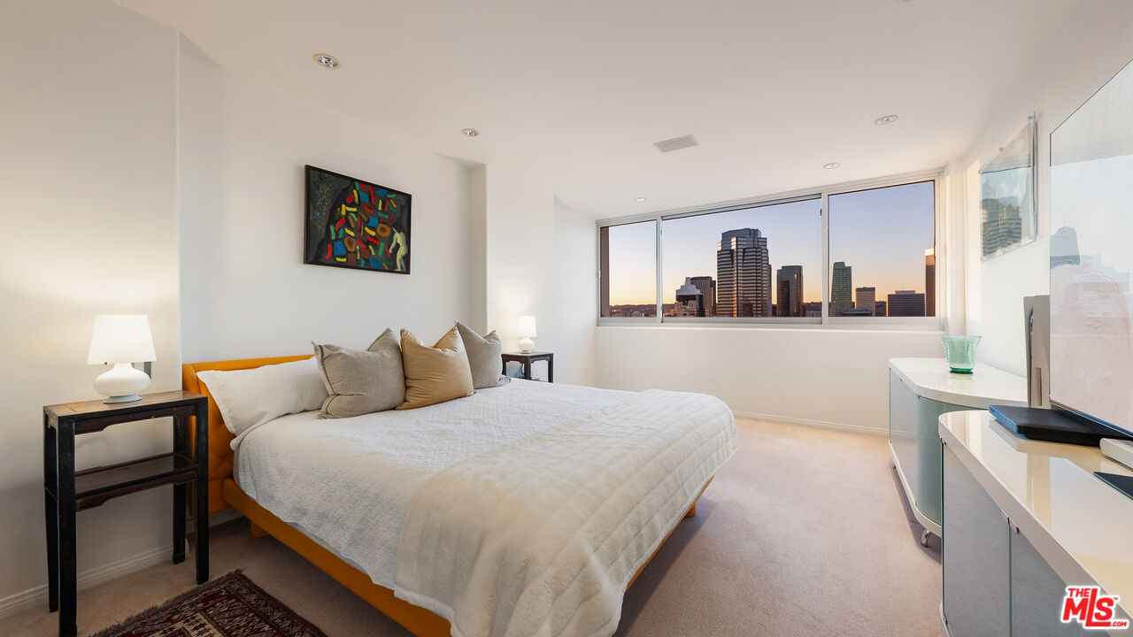 2220 Avenue Of The Stars Unit: 1802W