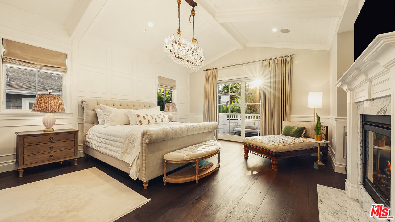 361 N Bowling Green Way