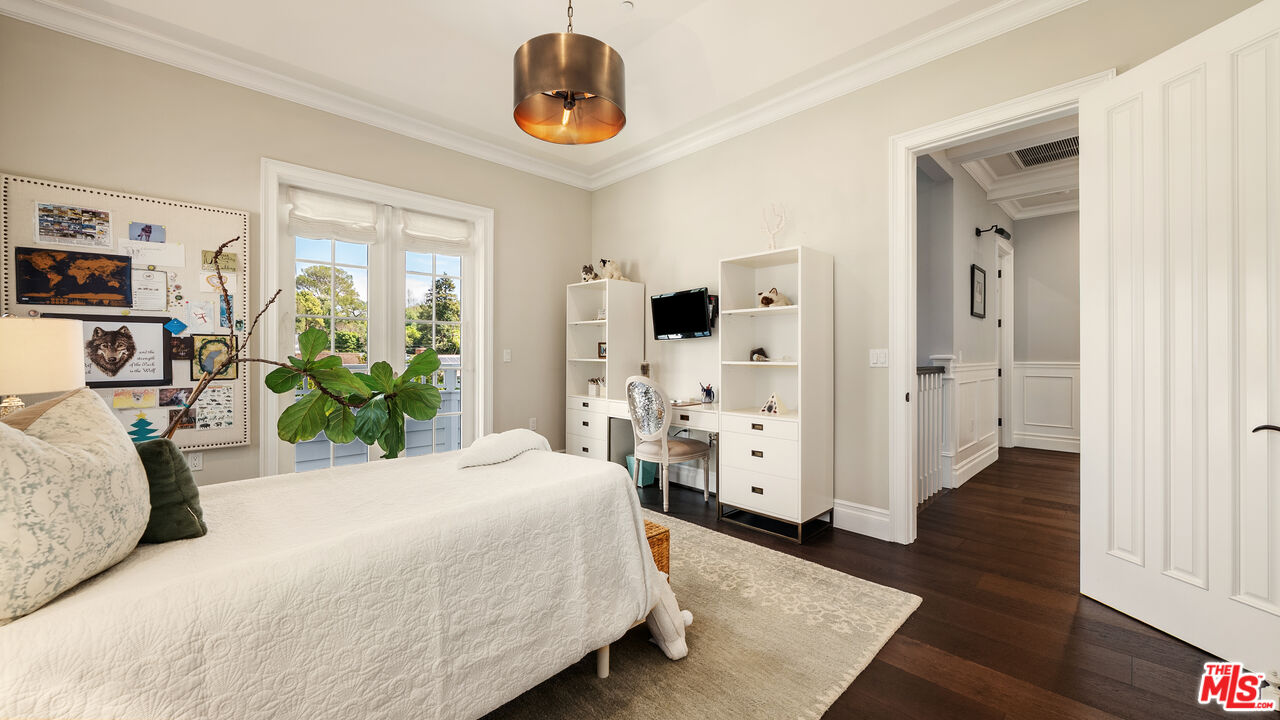 361 N Bowling Green Way