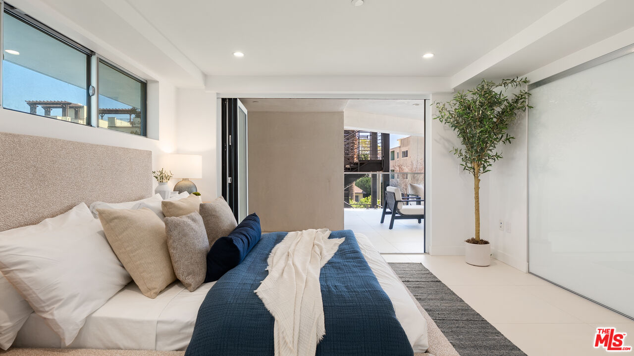 621 N Kings Rd Unit: 3