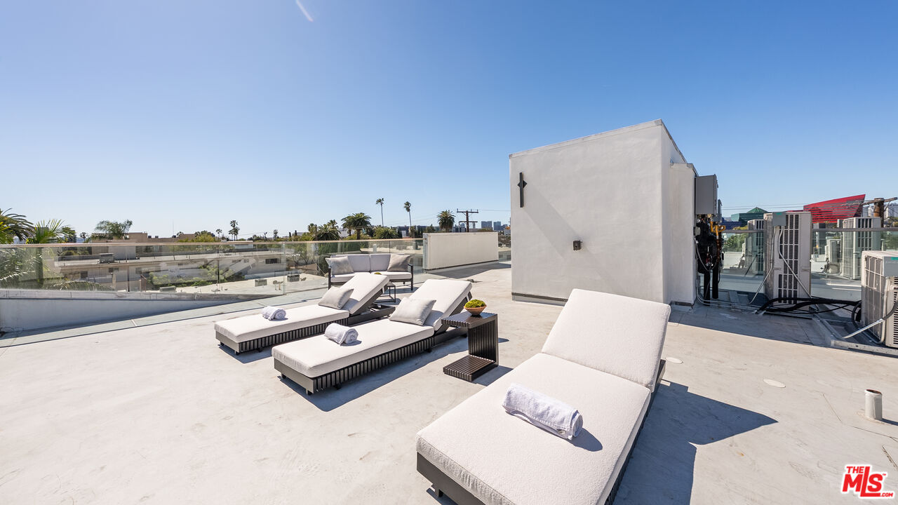 621 N Kings Rd Unit: 3