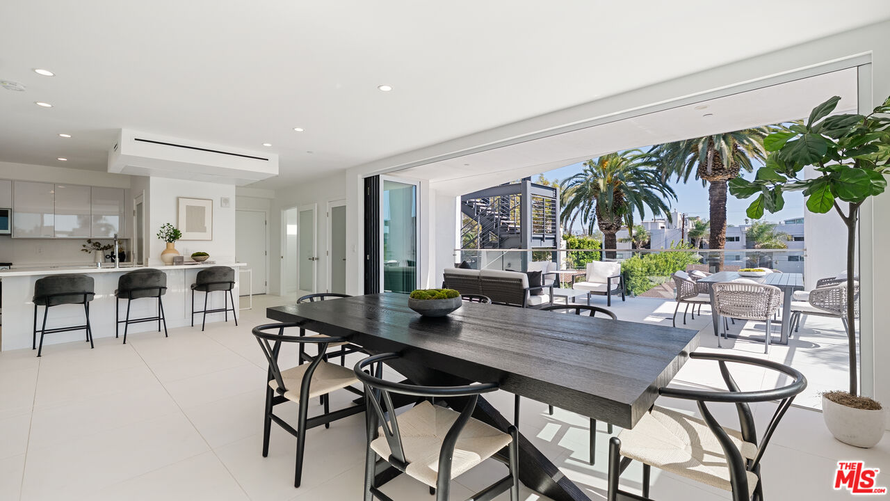 621 N Kings Rd Unit: 3