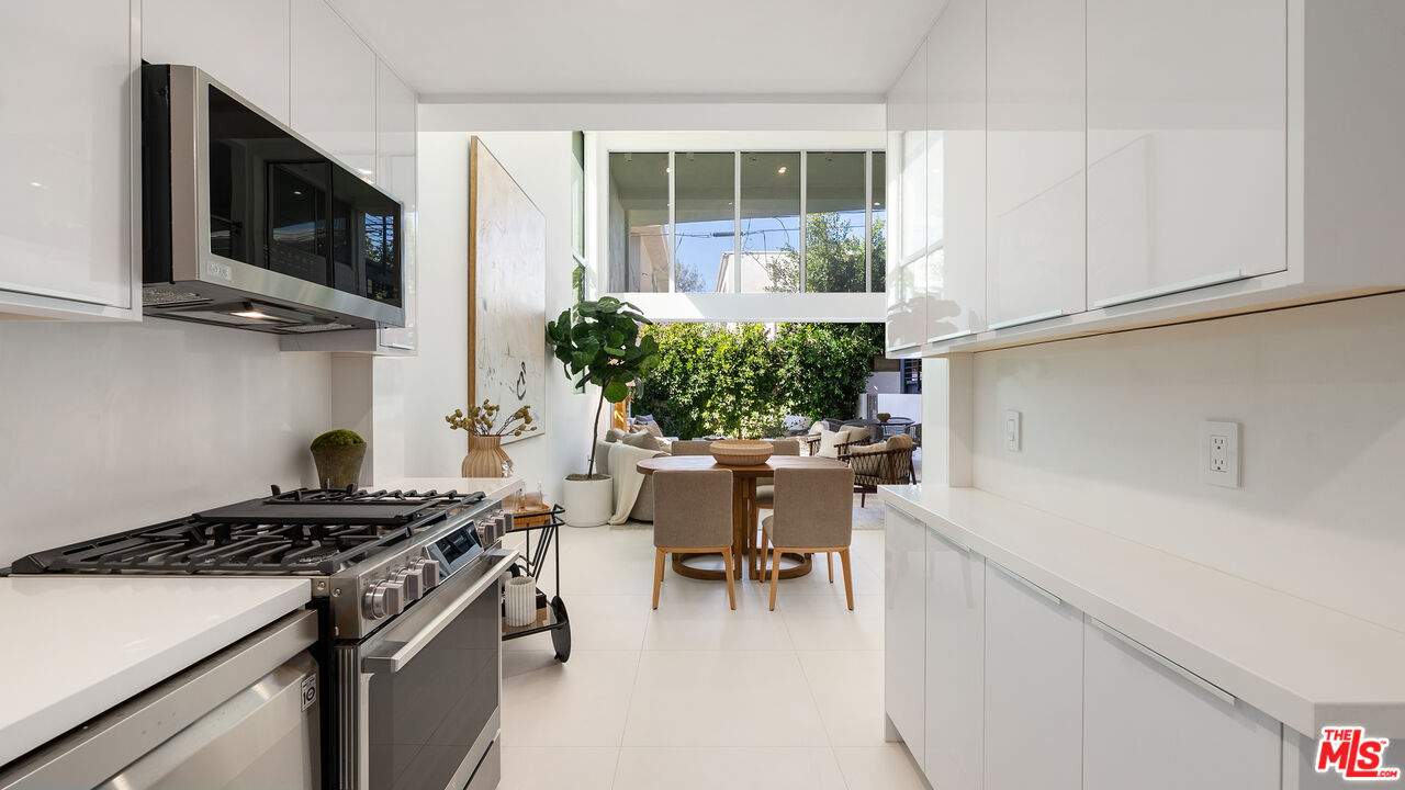 621 N Kings Rd Unit: 2