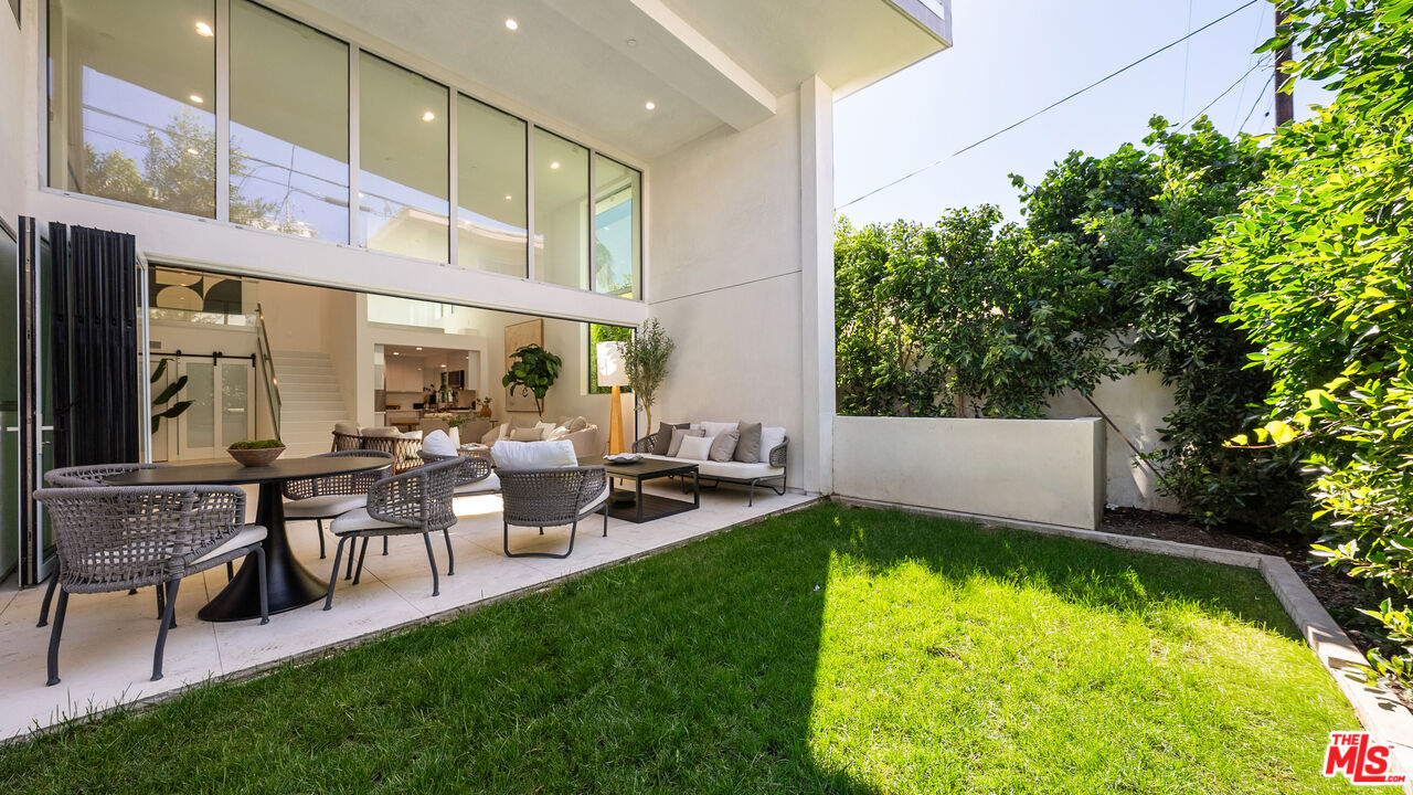 621 N Kings Rd Unit: 2