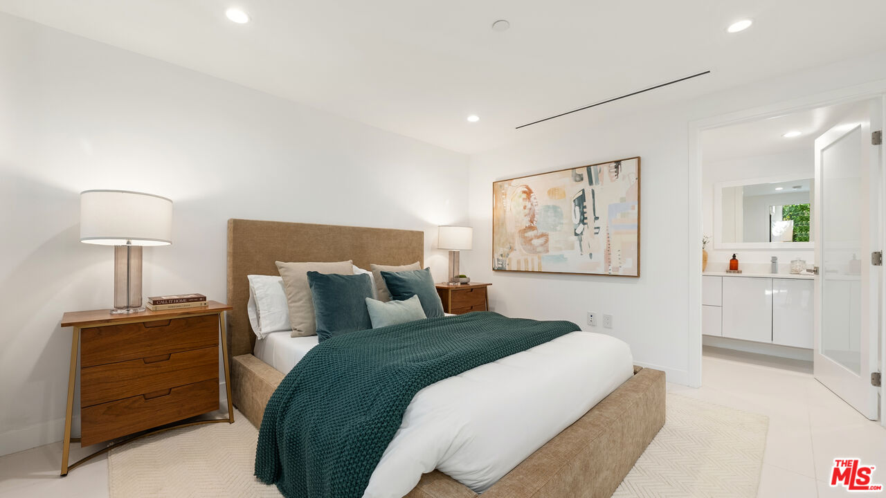 621 N Kings Rd Unit: 2