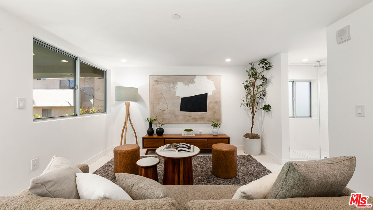 621 N Kings Rd Unit: 2