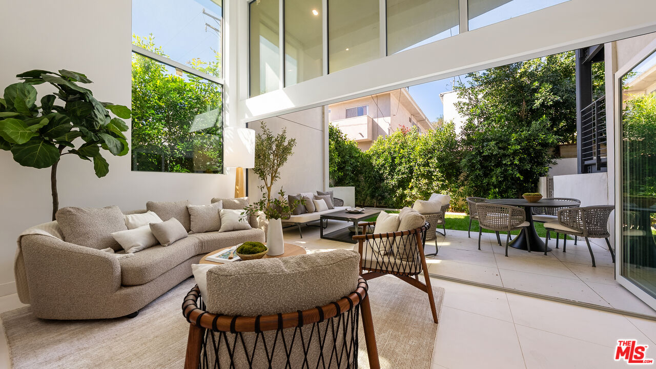 621 N Kings Rd Unit: 2