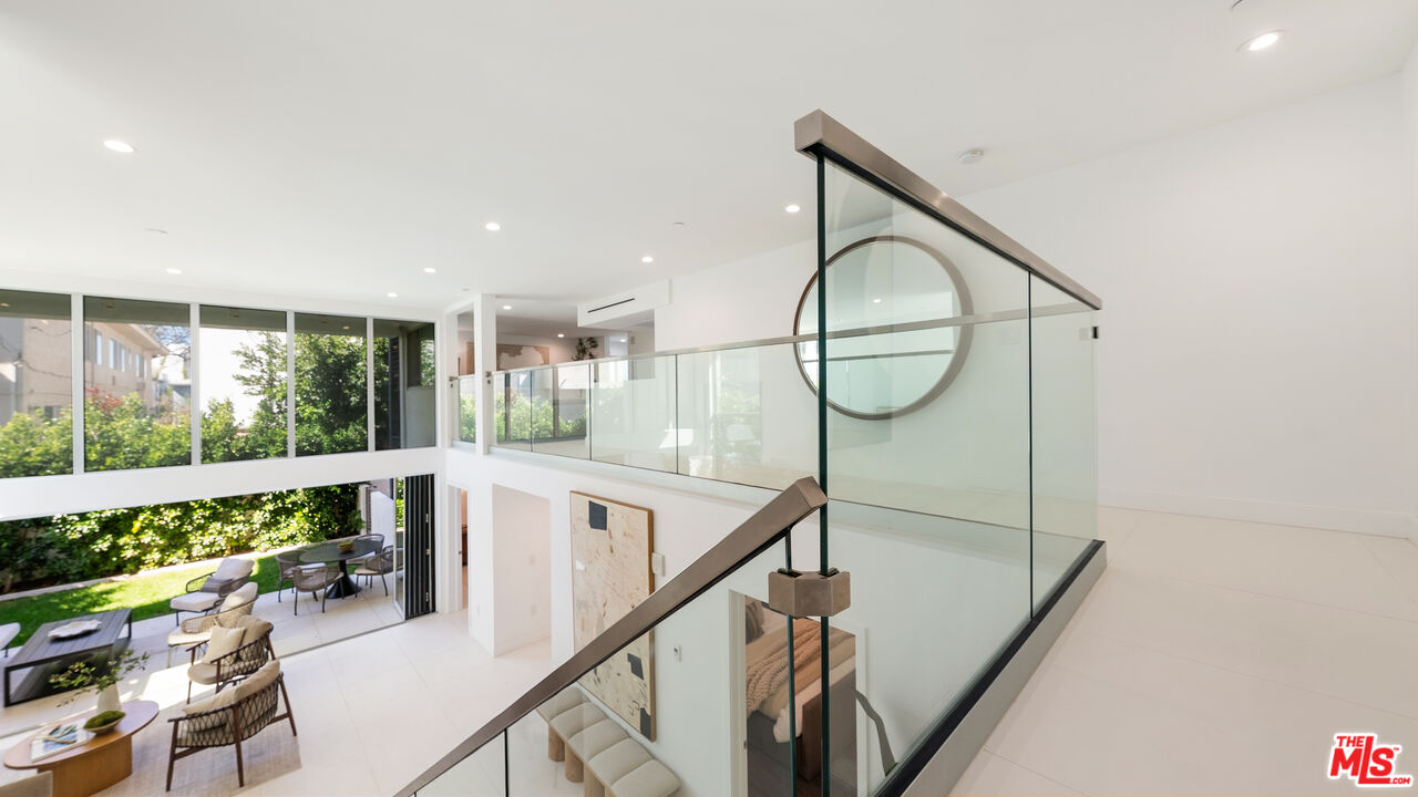 621 N Kings Rd Unit: 2