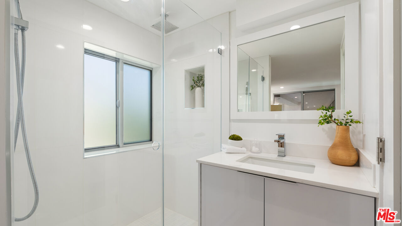 621 N Kings Rd Unit: 2