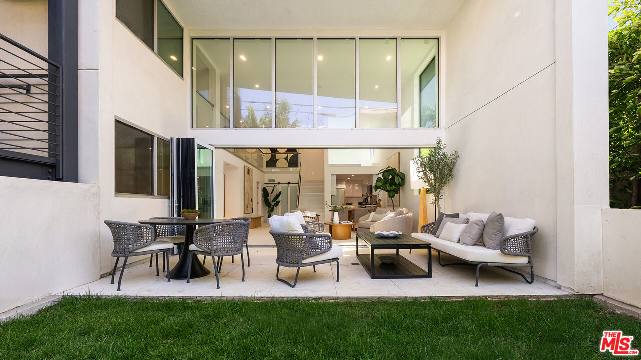 621 N Kings Rd Unit: 2