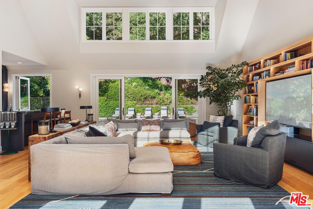 2600 Mandeville Canyon Rd