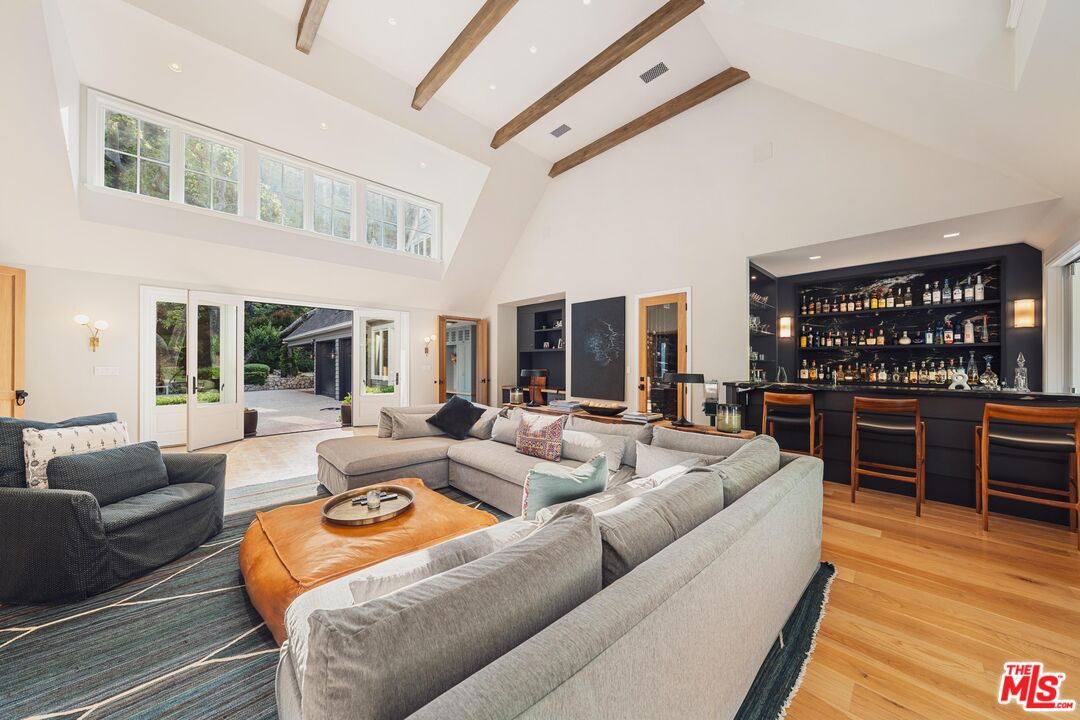 2600 Mandeville Canyon Rd