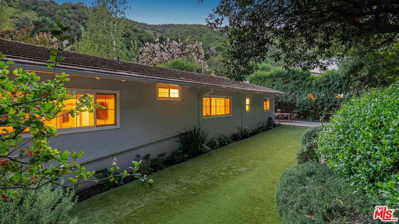 3634 Mandeville Canyon Rd