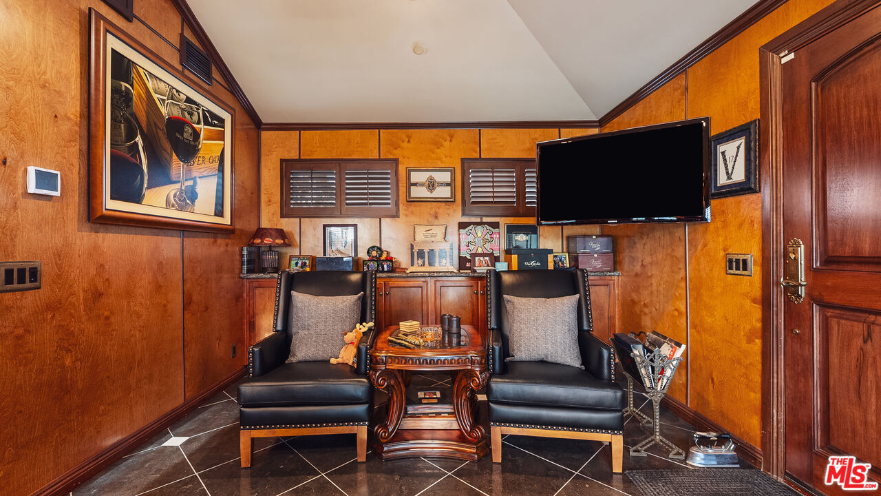 1910 Las Flores Dr