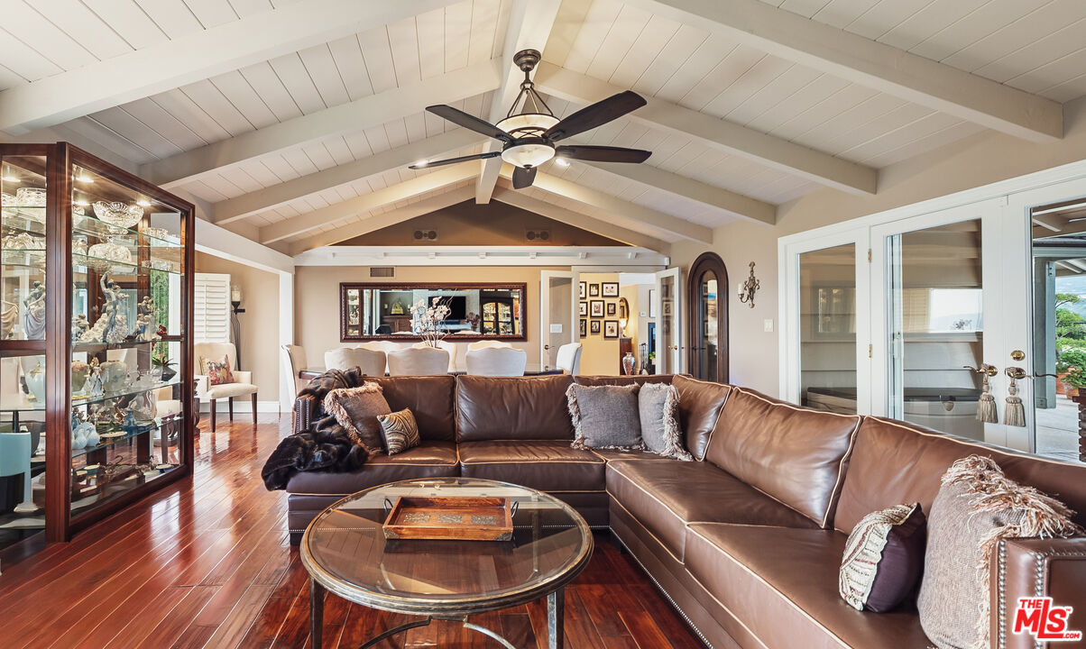 1910 Las Flores Dr