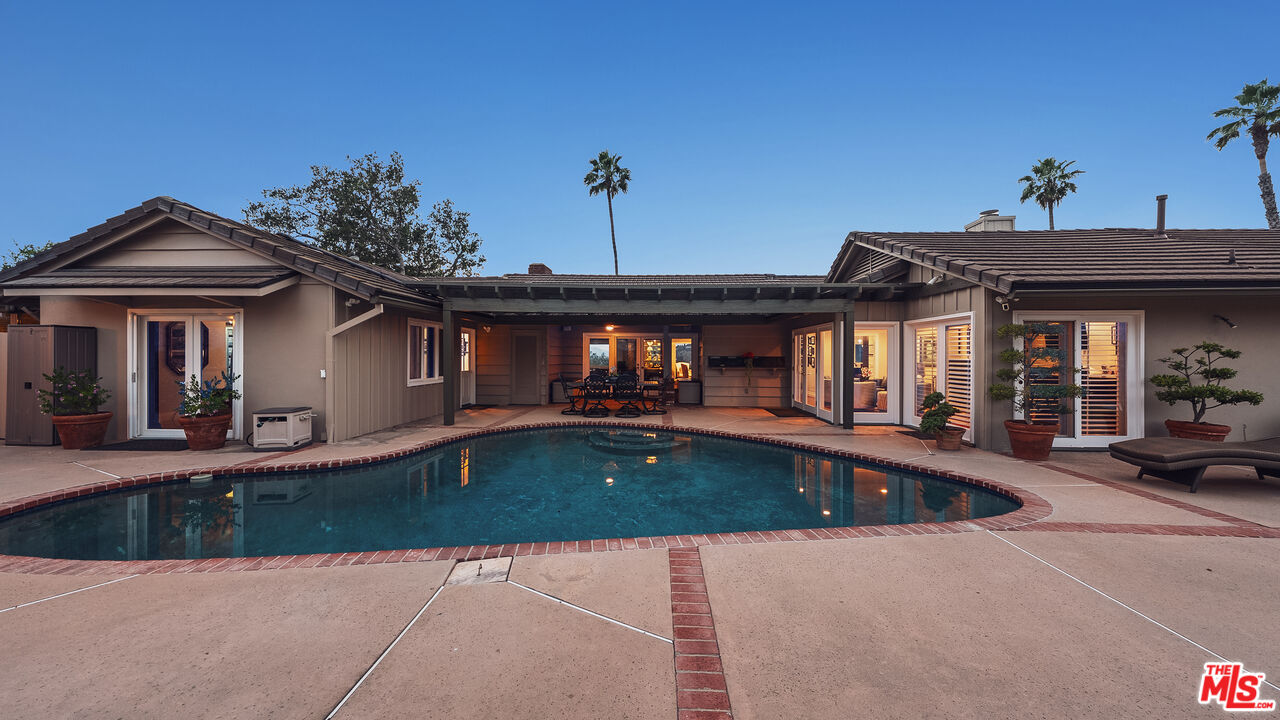1910 Las Flores Dr