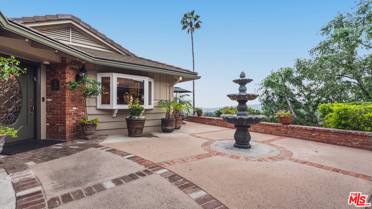 1910 Las Flores Dr