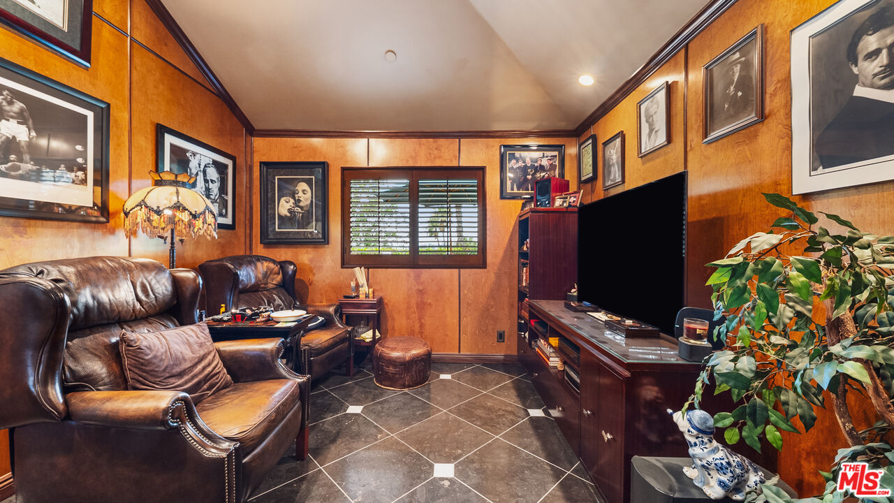 1910 Las Flores Dr