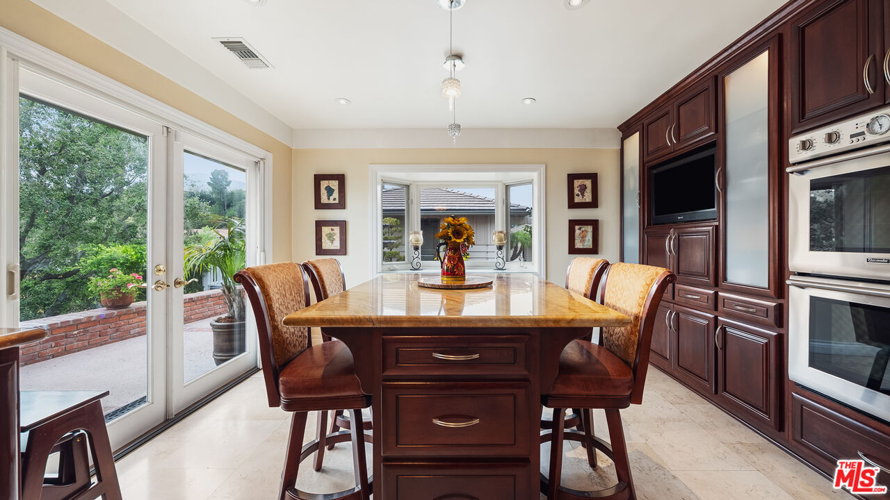 1910 Las Flores Dr