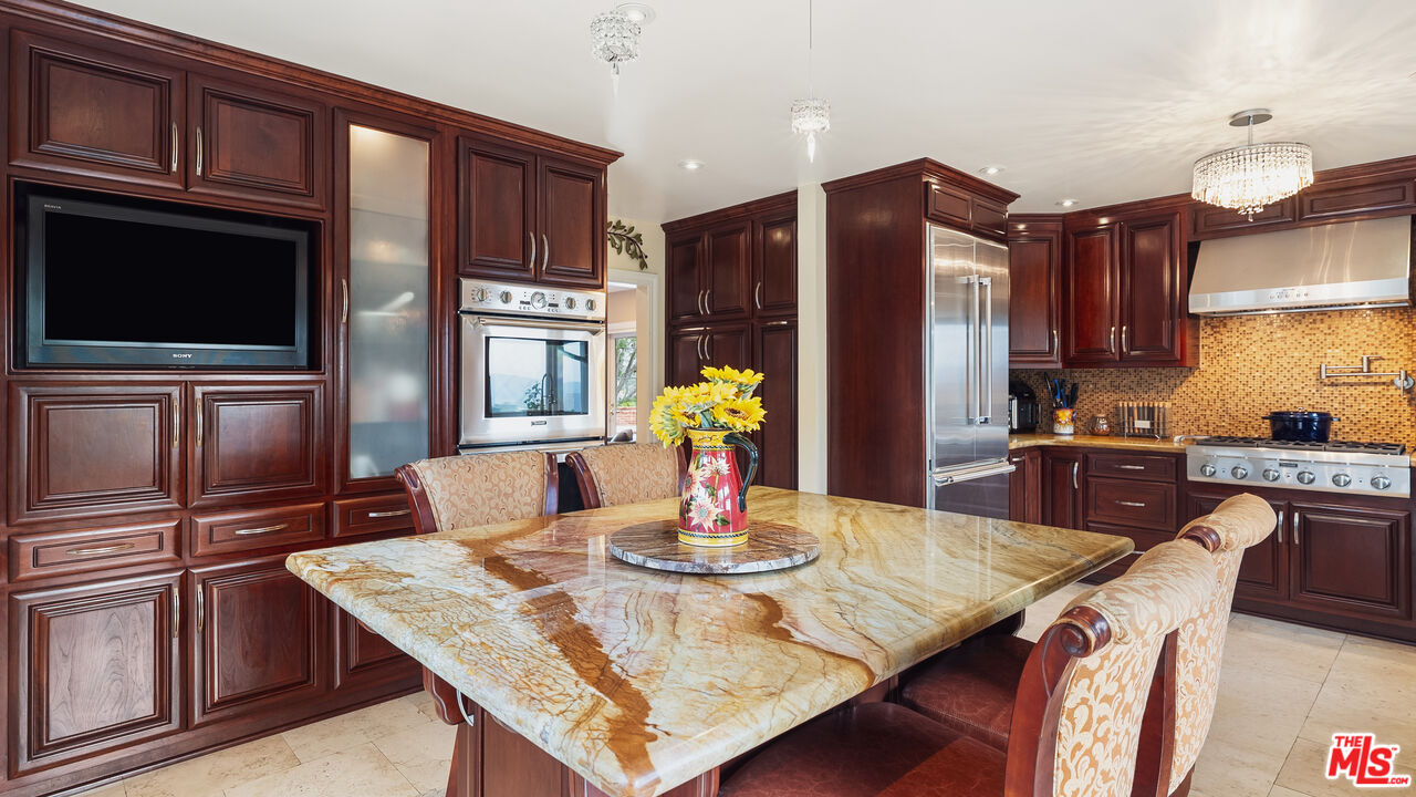 1910 Las Flores Dr