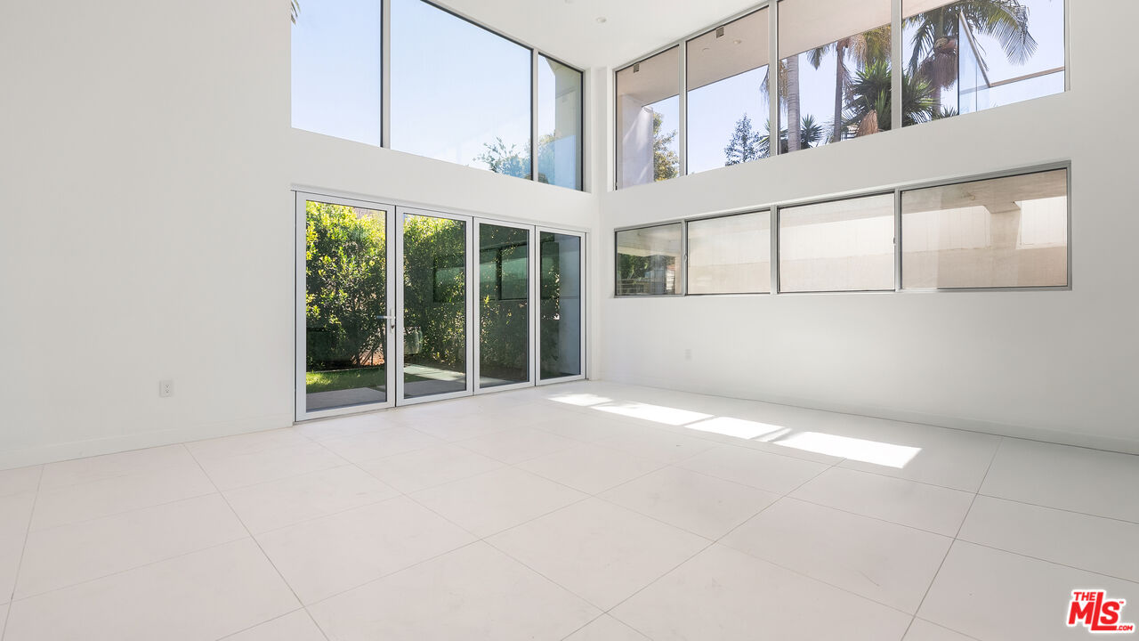 621 N Kings Rd Unit: 1