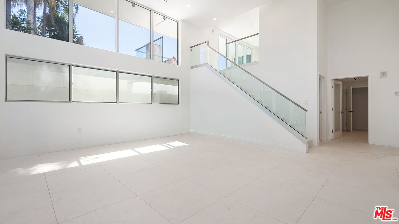 621 N Kings Rd Unit: 1