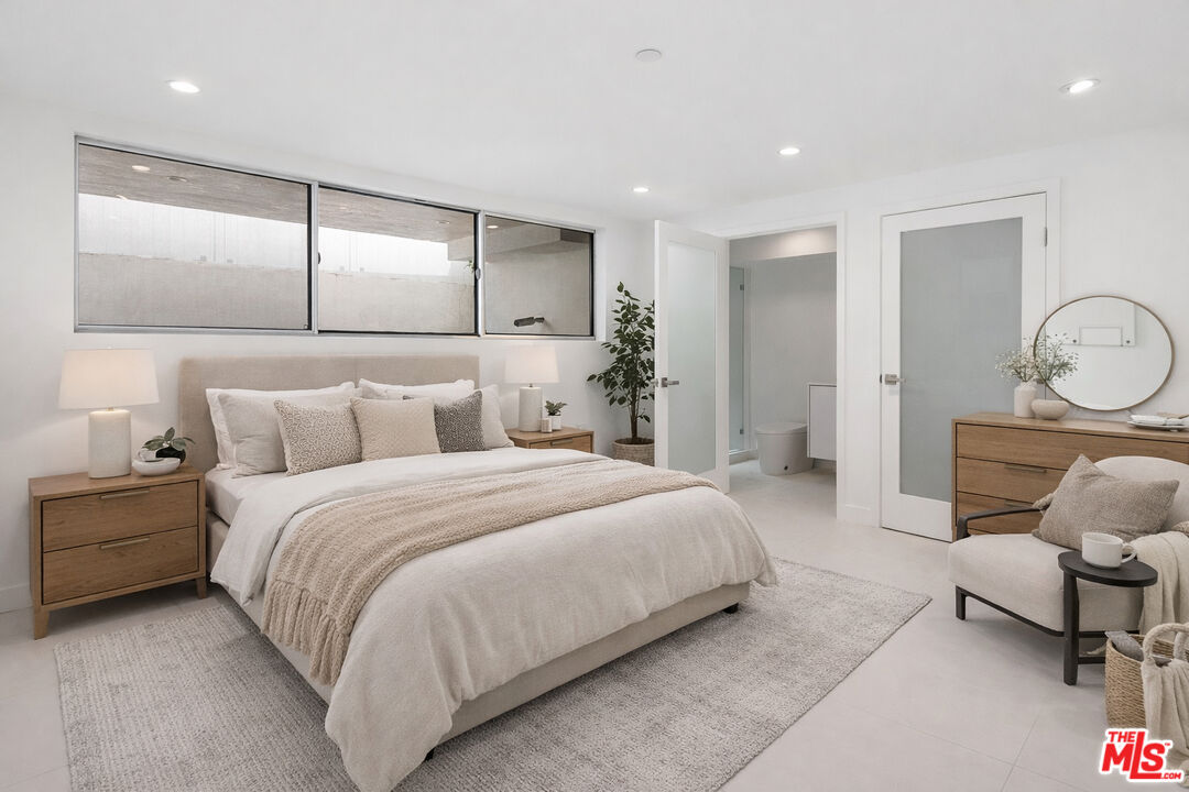 621 N Kings Rd Unit: 1