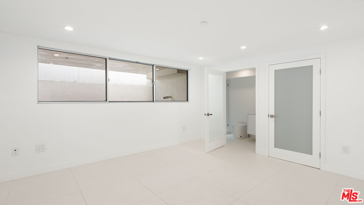 621 N Kings Rd Unit: 1