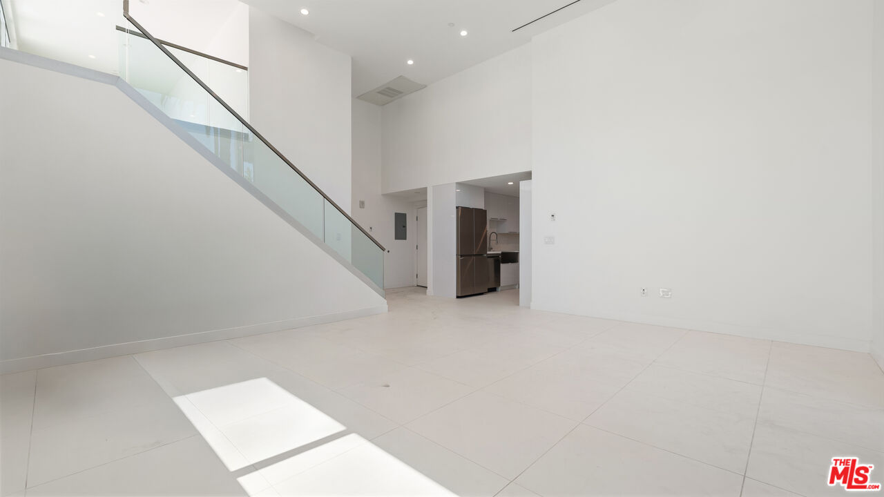 621 N Kings Rd Unit: 1