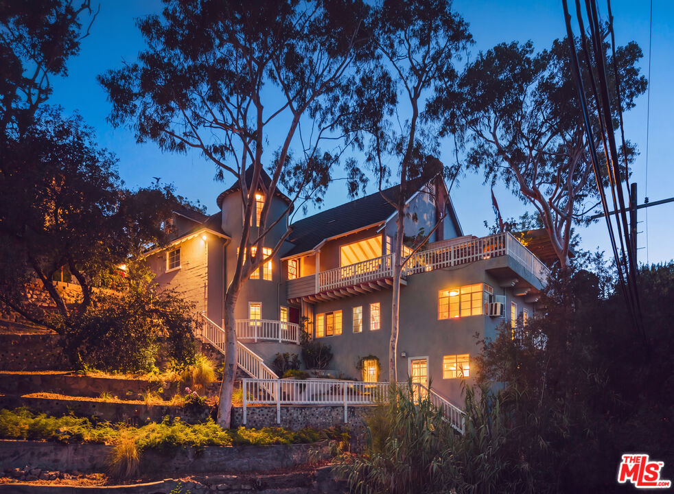 2882 Belden Dr