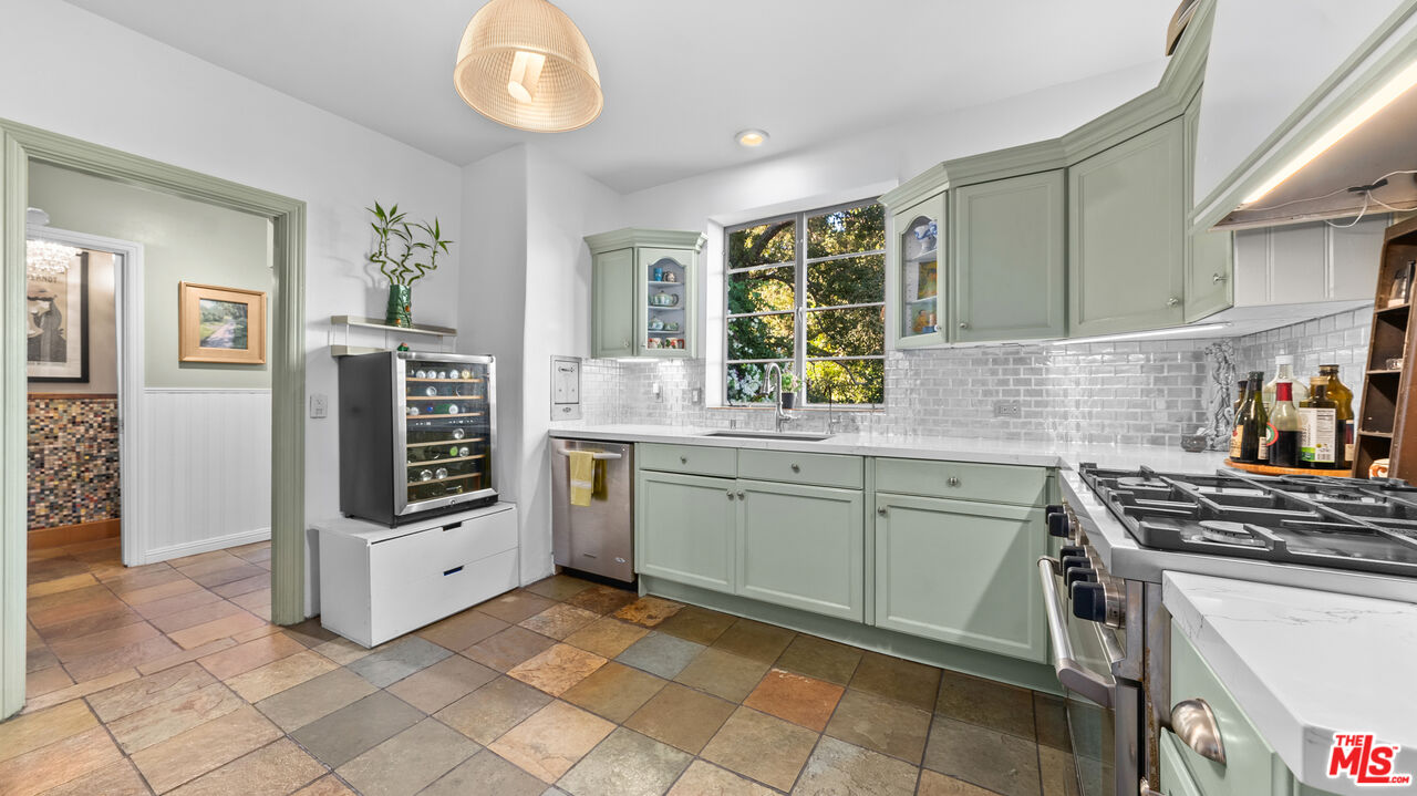 2882 Belden Dr