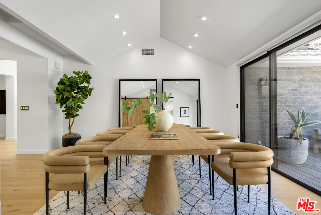 521 Loring Ave