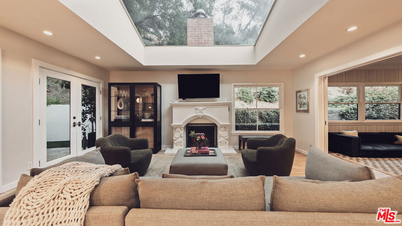 3440 Mandeville Canyon Rd