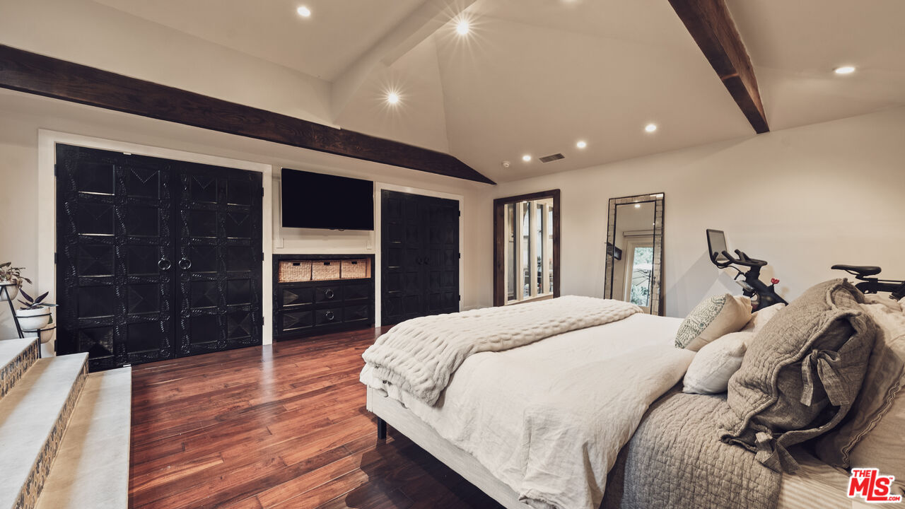 3440 Mandeville Canyon Rd