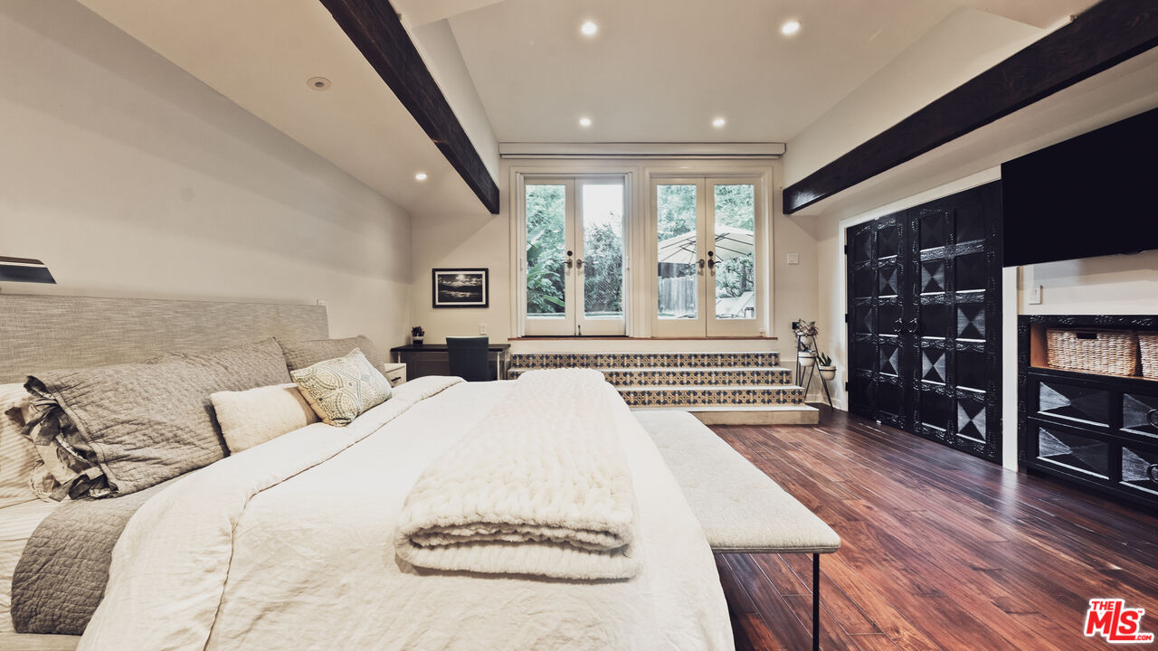 3440 Mandeville Canyon Rd