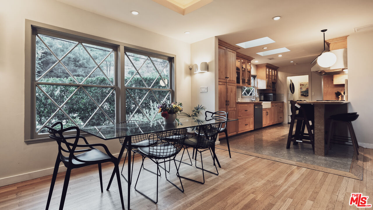 3440 Mandeville Canyon Rd
