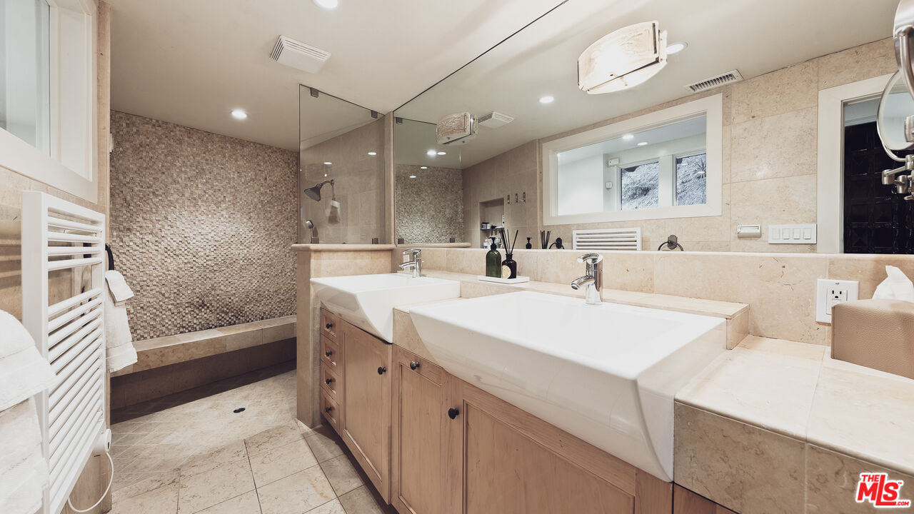 3440 Mandeville Canyon Rd