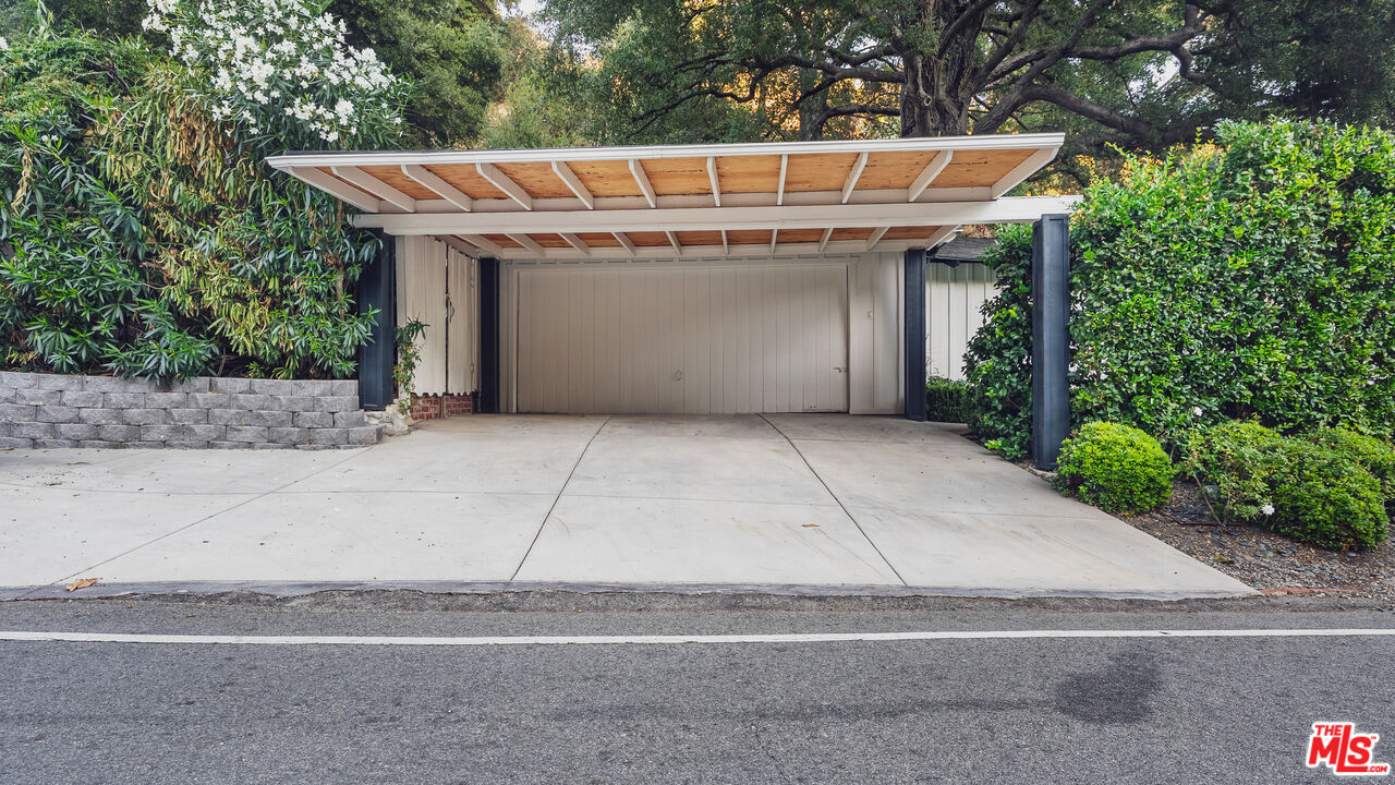 3440 Mandeville Canyon Rd