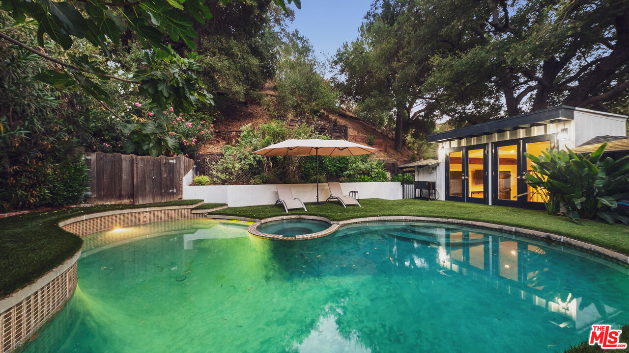 3440 Mandeville Canyon Rd